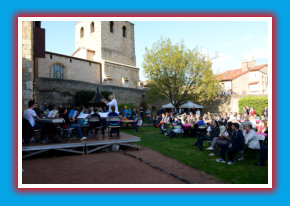 Orchestre Junior dans le jardin du presbytre