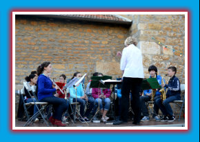 Orchestre Junior dans le jardin du presbytre