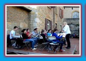 Orchestre Junior dans le jardin du presbytre